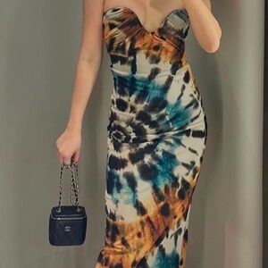 Selling Zara Dress Size Smalll Mesh MIDI Straplesss Dress with cute designs